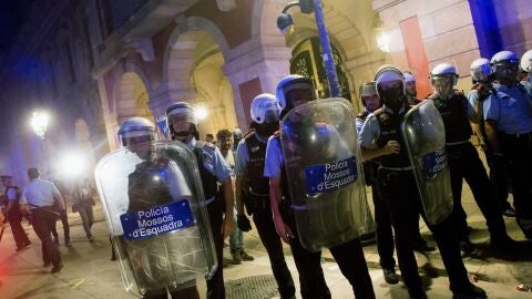 Mossos d'Esquadra protegen el Parlamento de Catalu&ntilde;a