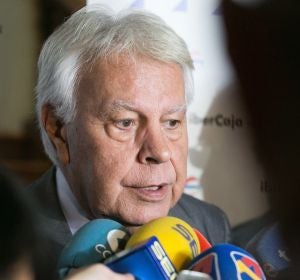El expresidente del Gobierno de España Felipe González, hace declaraciones antes de participar en la reunión del Consejo Empresarial de CEOE Aragón El expresidente del Gobierno de España Felipe González, hace declaraciones antes de participar en la reunión del Consejo Empresarial de CEOE Aragón