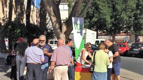 Mesa informativa de VOX Elche en la Plaza de Barcelona