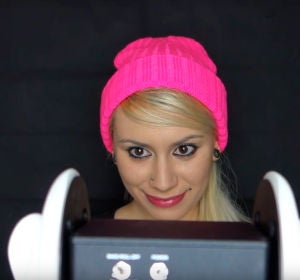 Frame de un vídeo de youtube ASMR de Jennifer Allen Frame de un vídeo de youtube ASMR de Jennifer Allen