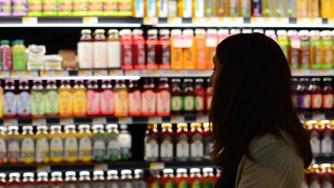 Lineal de bebidas en un supermercado