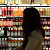 Lineal de bebidas en un supermercado Lineal de bebidas en un supermercado