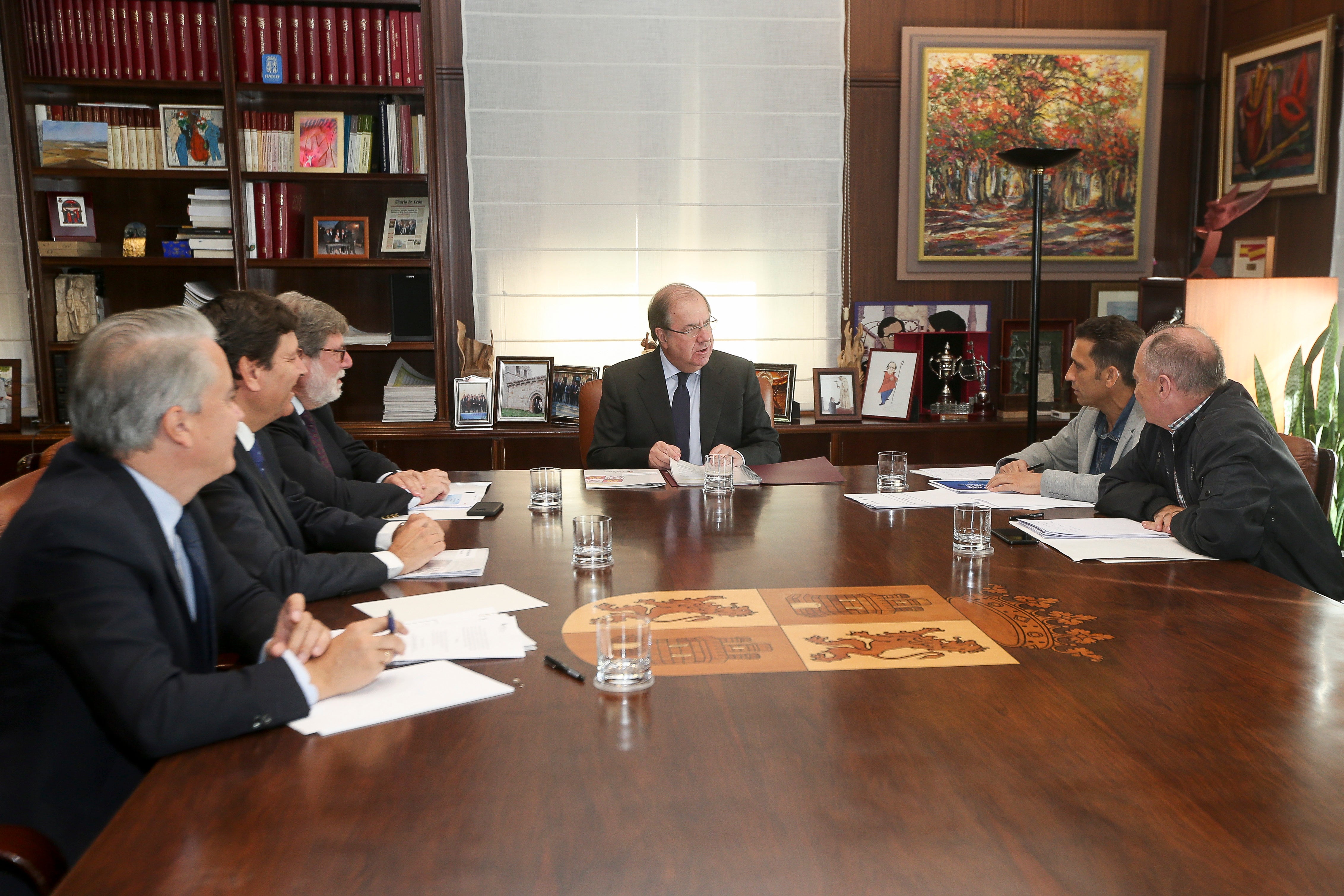 Junta, sindicatos y CECALE negociarán medidas para fijar población Junta, sindicatos y CECALE negociarán medidas para fijar población