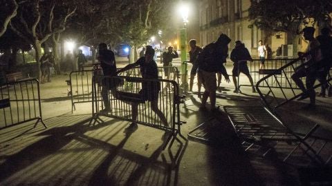 Centenares de personas se concentraron ante el Parlamento catal&aacute;n