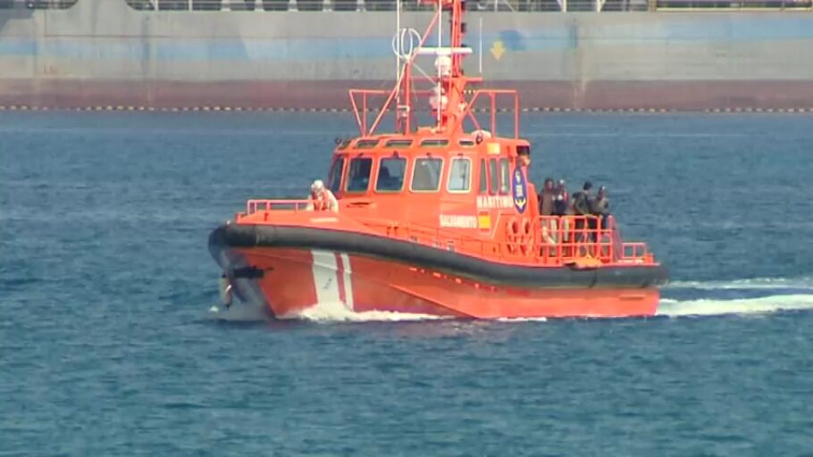 La patera que ha llegado a Gran Canaria llevaba 7 d&iacute;as en el mar, los &uacute;ltimos 3 sin motor