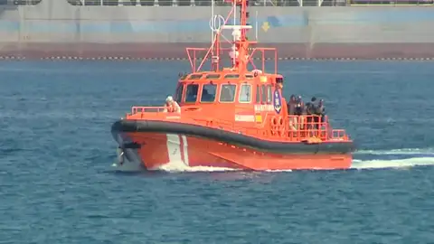 La patera que ha llegado a Gran Canaria llevaba 7 días en el mar, los últimos 3 sin motor La patera que ha llegado a Gran Canaria llevaba 7 días en el mar, los últimos 3 sin motor