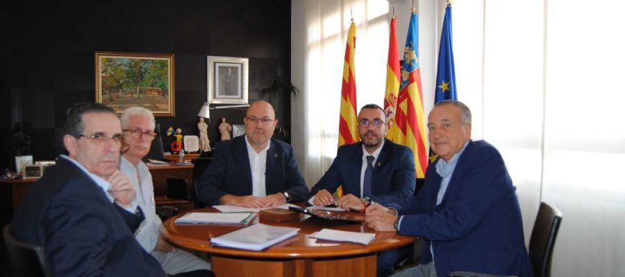 L´alcalde José Benlloch junt amb el regidor de Territori Emilio Obiol i el president del Villarreal Club de Futbol Fernando Roig. L´alcalde José Benlloch junt amb el regidor de Territori Emilio Obiol i el president del Villarreal Club de Futbol Fernando Roig.