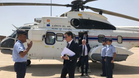 Pedro S&aacute;nchez delante del helic&oacute;ptero del Ej&eacute;rcito del Aire S&uacute;per Puma