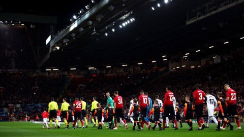 Los jugadores del Manchester United y Valencia saltan a Old Trafford.