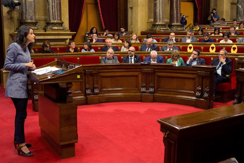 El Parlament rechaza suspender a los diputados procesados, pero avala que deleguen sus funciones El Parlament rechaza suspender a los diputados procesados, pero avala que deleguen sus funciones