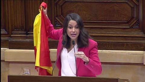 In&eacute;s arrimadas saca una bandera de Espa&ntilde;a en la tribuna del Parlament para defender la unidad 