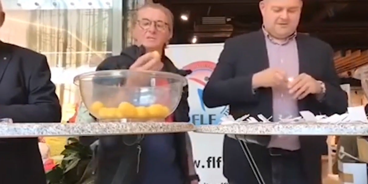 Escándalo en Luxemburgo por la forma de sacar bolas en un sorteo de la Federación de Fútbol Escándalo en Luxemburgo por la forma de sacar bolas en un sorteo de la Federación de Fútbol