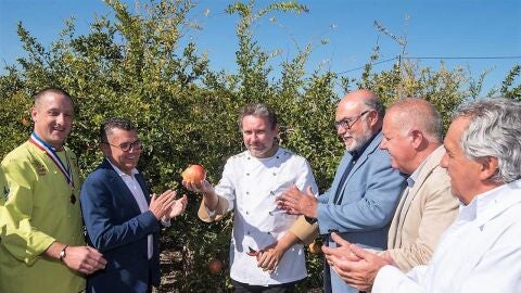 Albert Adri&agrave; tras proceder al corte de la primera granada mollar de Elche de la temporada
