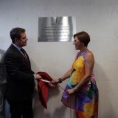 García-Page y Sobrino descubren la placa de inauguración del nuevo colegio de Miguelturra