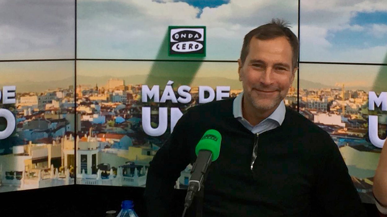 James Costos: "Iglesias se presentó con un regalo para Obama, aunque no lo permite el protocolo" James Costos: "Iglesias se presentó con un regalo para Obama, aunque no lo permite el protocolo"