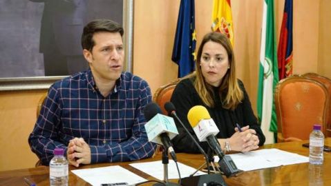 El alcalde de Torrox &Oacute;scar Medina, del PP, durante una rueda de prensa