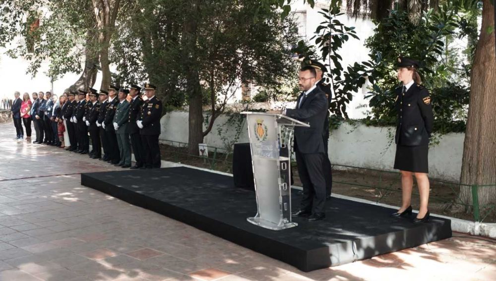 El alcalde de Vila-real José Benlloch en l´ermitori, amb motiu del dia dels Àngels Custodis, patró de la  Policia Nacional. 