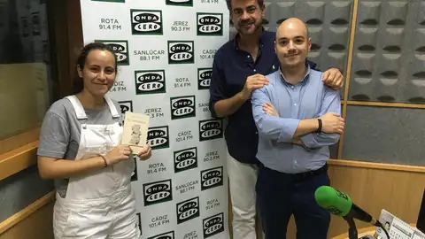 Candilejas - Cádiz en la Onda Hoy en Cádiz en la Onda celebramos los veinte años del grupo de teatro Candilejas, charlamos con Pepe Freire de un documental sobre Triana, Alicia Domínguez nos presenta su libro “Memorial a ellas” y Alicia Love nos aconseja sobre asuntos de protocolo.
