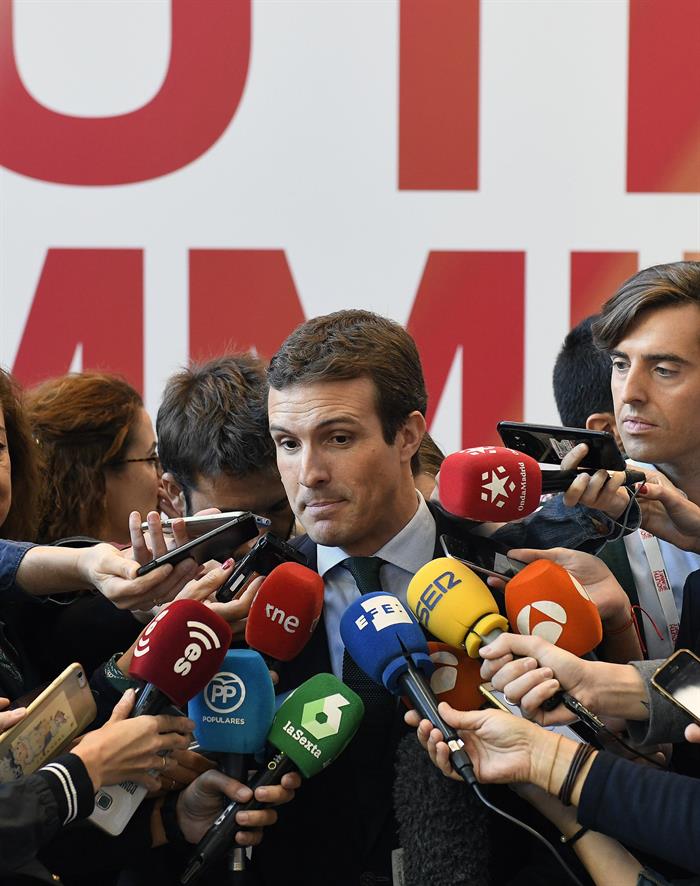 Casado exige al Gobierno que deje de "arrodillarse" ante el independentismo y que decida: elecciones o 155 Casado exige al Gobierno que deje de "arrodillarse" ante el independentismo y que decida: elecciones o 155