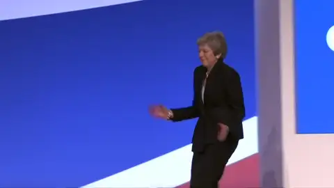 Theresa May se enfrenta al congreso de su partido bailando al ritmo de 'Dancing Queen' de Abba Theresa May se enfrenta al congreso de su partido bailando al ritmo de 'Dancing Queen' de Abba