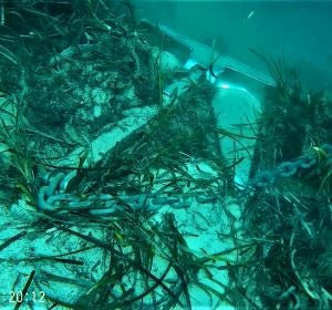 Embarcación anclada sobre una pradera de posidonia en aguas de Portocolom (Mallorca) Embarcación anclada sobre una pradera de posidonia en aguas de Portocolom (Mallorca)