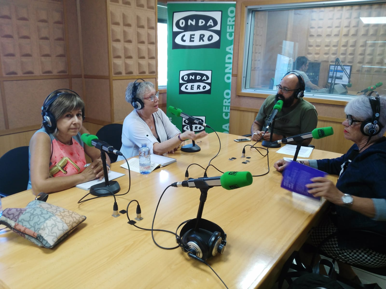 En Femenino y en Plural, Tres mujeres que sólo quieren dar buenas noticias En Femenino y en Plural, Tres mujeres que sólo quieren dar buenas noticias