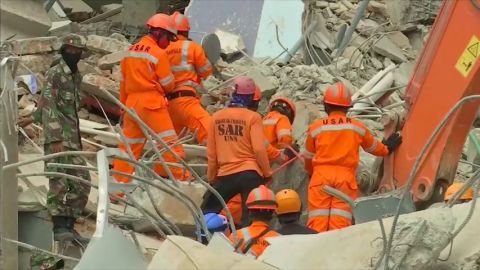 Los equipos de rescate creen que quedan solo 24 horas para encontrar supervivientes en Indonesia