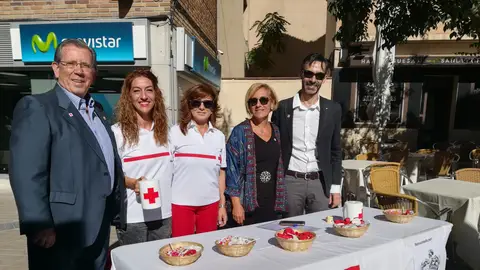 El presidente y el secretario de Cruz Roja Segovia en una mesa instalada en Gobernador Fernández Jiménez Día de la Banderita