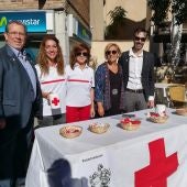 El presidente y el secretario de Cruz Roja Segovia en una mesa instalada en Gobernador Fernández Jiménez