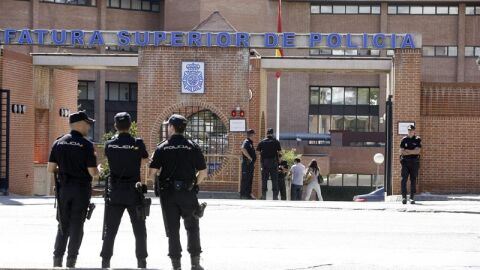 Polic&iacute;as a las puertas de una comisar&iacute;a