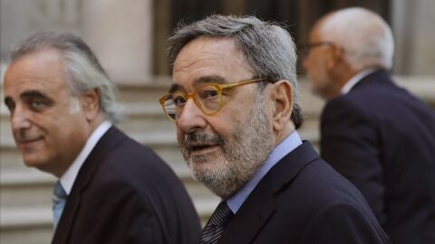 El ex presidente de CatalunyaCaixa, Narc&iacute;s Serra, acompa&ntilde;ado por su abogado Pau Molins