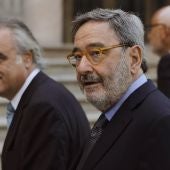 El ex presidente de CatalunyaCaixa, Narcís Serra, acompañado por su abogado Pau Molins
