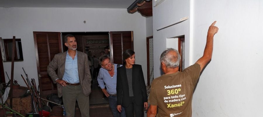 Los reyes en el interior de una vivienda afectada por la riada en Sant Llorenç Los reyes en el interior de una vivienda afectada por la riada en Sant Llorenç