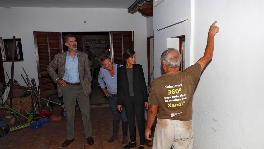 Los reyes en el interior de una vivienda afectada por la riada en Sant Llorenç 