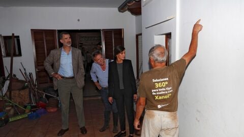 Los reyes en el interior de una vivienda afectada por la riada en Sant Lloren&ccedil; 