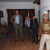Los reyes en el interior de una vivienda afectada por la riada en Sant Llorenç 