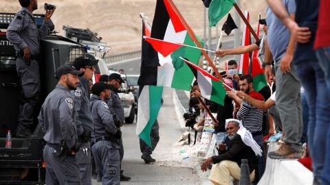 Soldados israel&iacute;es discuten con un manifestante