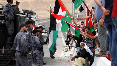 Soldados israelíes discuten con un manifestante Soldados israelíes discuten con un manifestante