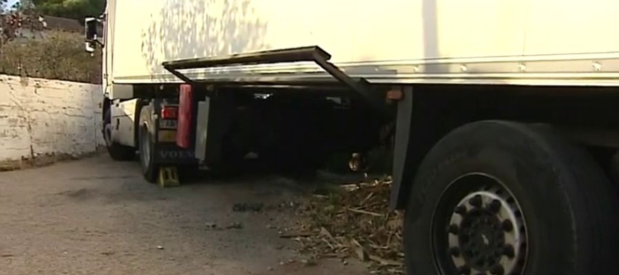 Un camión se ha quedado atascado tras seguir las indicaciones del navegador Un camión se ha quedado atascado tras seguir las indicaciones del navegador