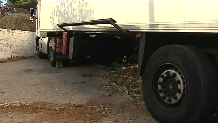 Un camión queda atrapado 20 horas y deja aislada a una urbanización de Sagunto Un camión queda atrapado 20 horas y deja aislada a una urbanización de Sagunto