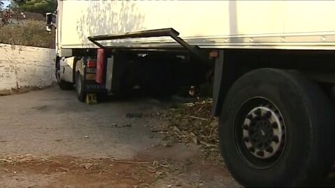 Un cami&oacute;n se ha quedado atascado tras seguir las indicaciones del navegador