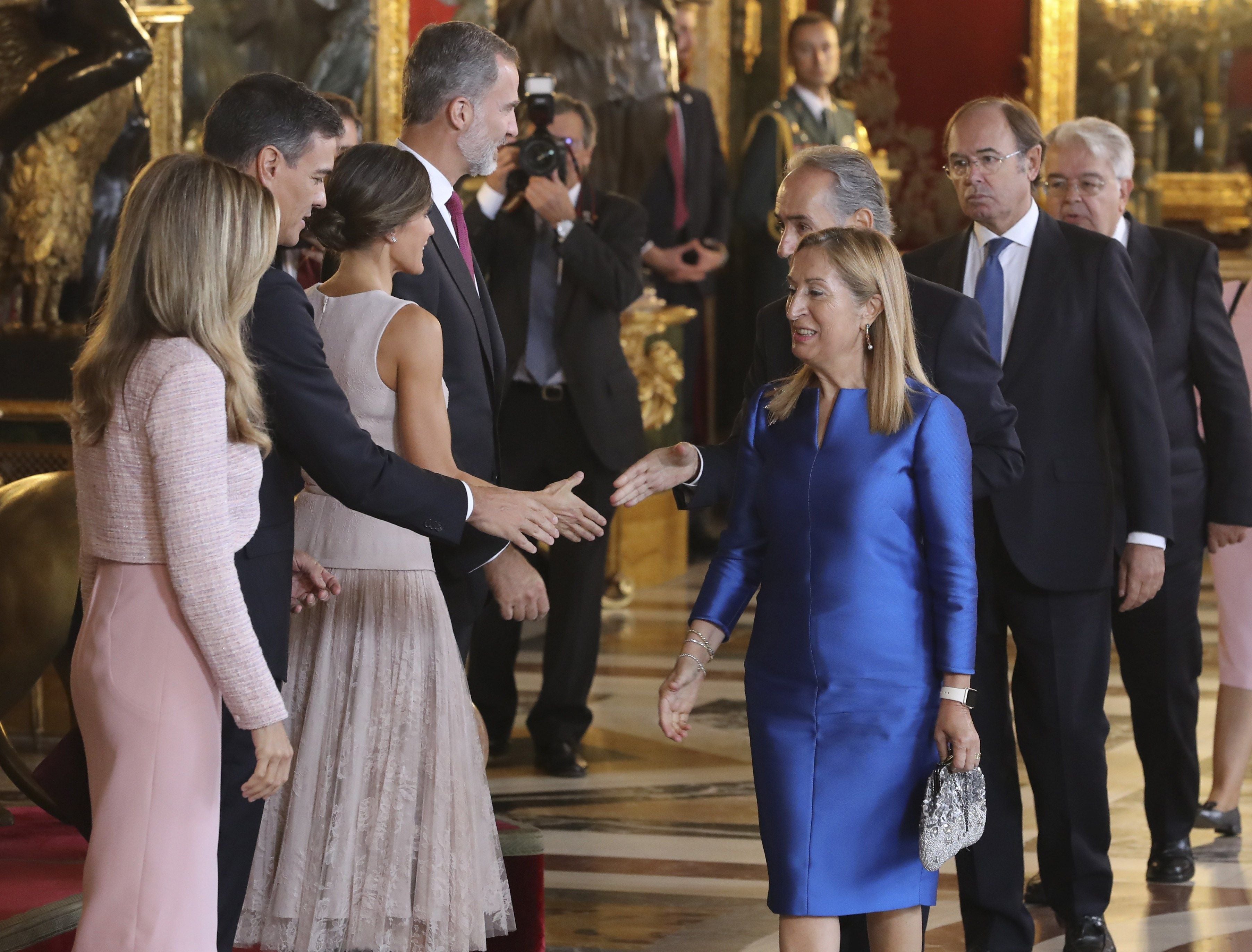 La Casa Real precisa que pidió a Sánchez y a su esposa "permanecer" con los Reyes La Casa Real precisa que pidió a Sánchez y a su esposa "permanecer" con los Reyes