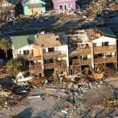 Fotografía aérea que muestra el destrozo ocasionado tras el paso del huracán Michael 