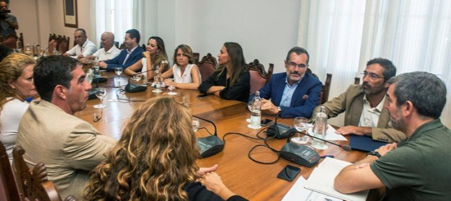 Canarias exige al Gobierno de Sánchez el control efectivo de las fronteras ante la inmigración Canarias exige al Gobierno de Sánchez el control efectivo de las fronteras ante la inmigración