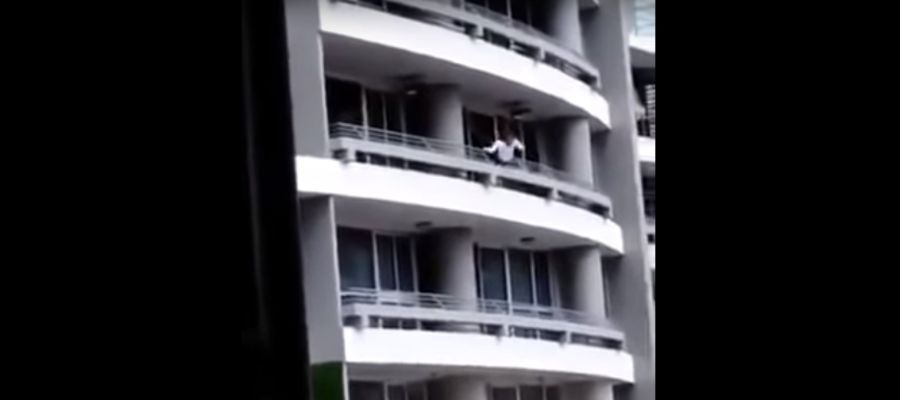 La mujer tras intentarse hacer un selfie La mujer tras intentarse hacer un selfie