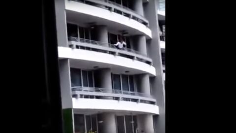 La mujer tras intentarse hacer un selfie