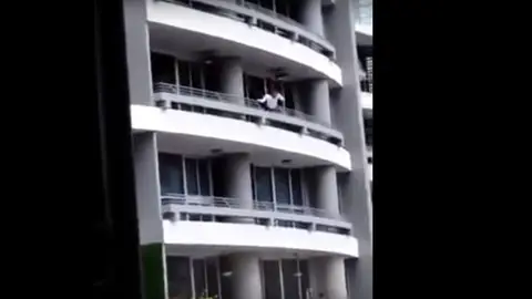 La mujer tras intentarse hacer un selfie La mujer tras intentarse hacer un selfie