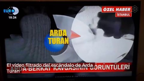 Se filtra el v&iacute;deo del esc&aacute;ndalo de Arda Turan a un famoso cantante turco... y se ve la pistola