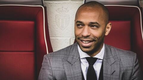 Thierry Henry, sonriente en su nuevo banquillo
