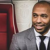 Thierry Henry, sonriente en su nuevo banquillo